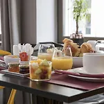 Hotel Eiffel Capitol París