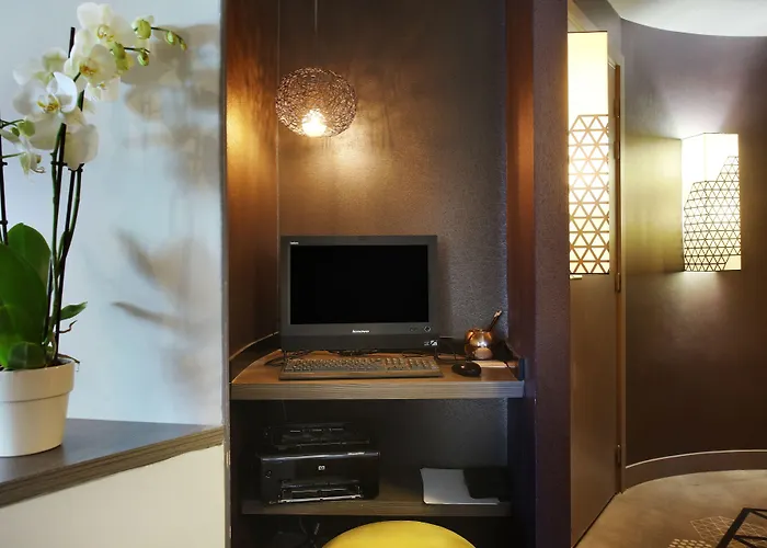 Eiffel Capitol Hotel